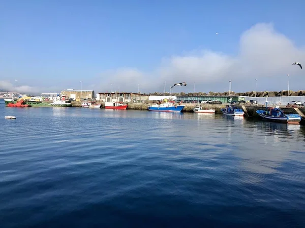 Vista desde el muelle con barcos a la distancia en Sanxenxo Galicia España — Foto de Stock