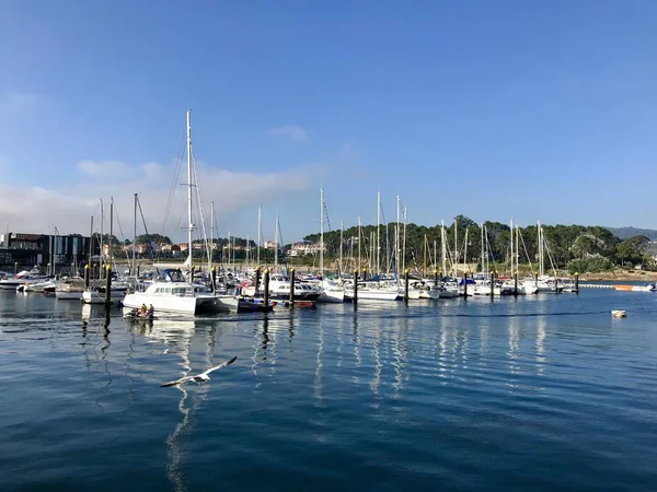 Vista do cais com barcos à distância em Sanxenxo Galiza Espanha — Fotografia de Stock