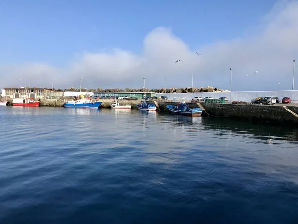 Blick von der Seebrücke mit Booten in der Ferne in Sanxenxo Galicia Spanien — Stockfoto