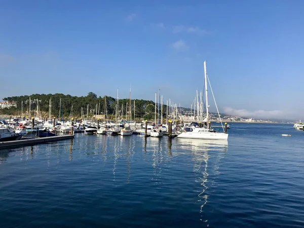 Vista dal molo con barche a distanza in Sanxenxo Galicia Spagna — Foto Stock