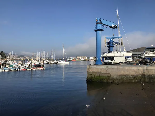 View of the pier and sea level ramp with some seagulls — Stock Photo, Image