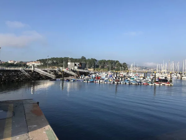 Vista dal molo con barche a distanza in Sanxenxo Galicia Spagna — Foto Stock