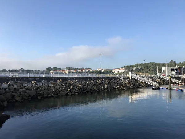 Vista dal molo con barche a distanza in Sanxenxo Galicia Spagna — Foto Stock