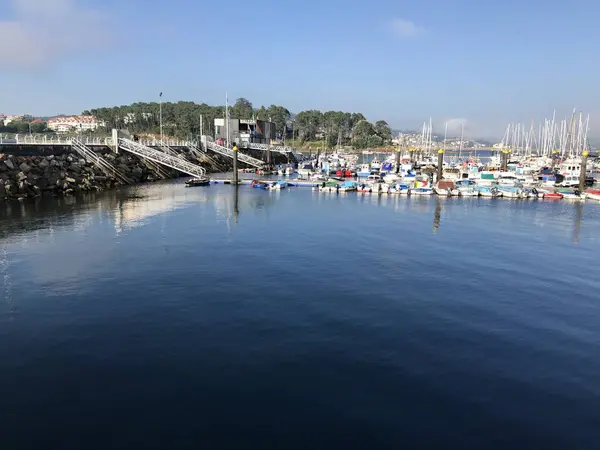 Vista desde el muelle con barcos a la distancia en Sanxenxo Galicia España —  Fotos de Stock