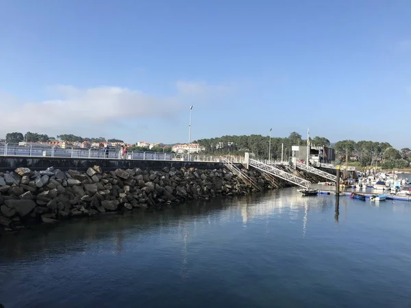 Vista do cais com barcos à distância em Sanxenxo Galiza Espanha — Fotografia de Stock