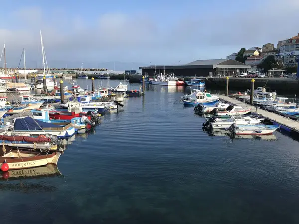 Alguns barcos de pesca atracados no porto durante o verão em Portonovo Espanha — Fotografia de Stock