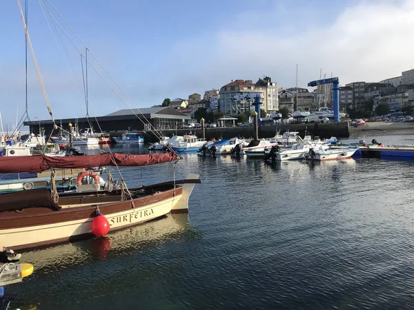 Alguns barcos de pesca atracados no porto durante o verão em Portonovo Espanha — Fotografia de Stock