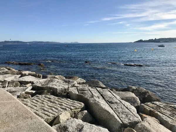 Vista del océano desde arriba de las rocas en Sanxenxo Galicia España —  Fotos de Stock