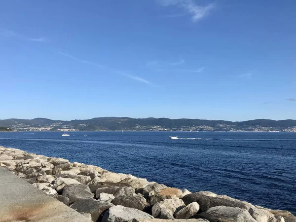 Vista desde el muelle con barcos a la distancia en Sanxenxo Galicia España —  Fotos de Stock