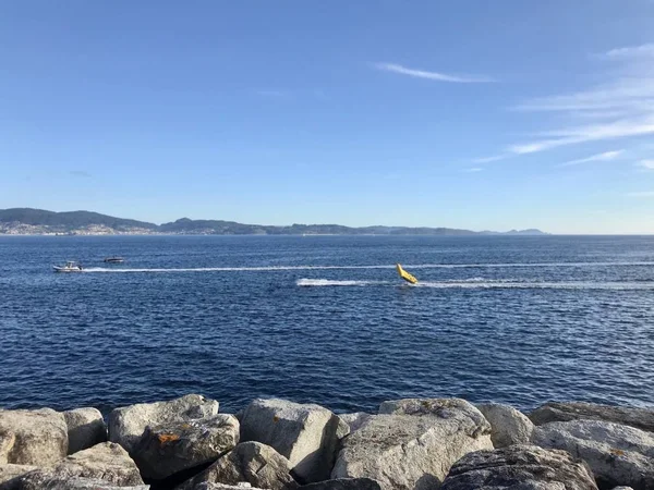 Vista desde el muelle con barcos a la distancia en Sanxenxo Galicia España —  Fotos de Stock