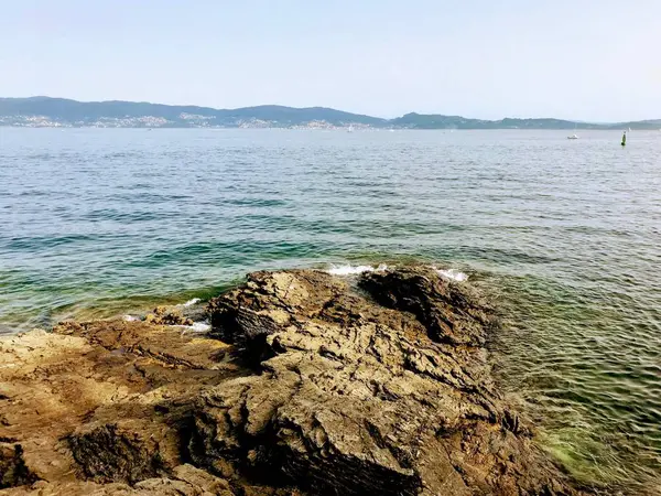 Vista del océano desde arriba de las rocas en Sanxenxo Galicia España —  Fotos de Stock