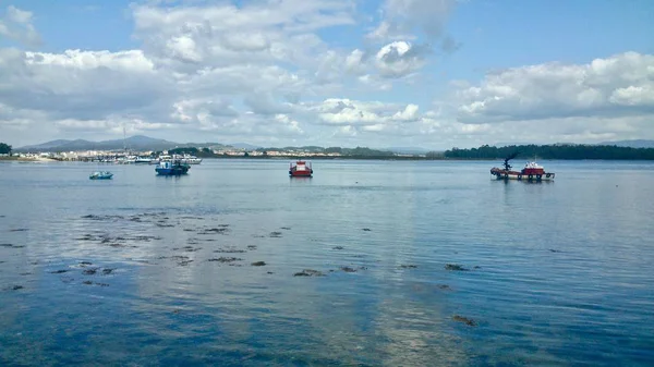 Alguns barcos de pesca perto de uma ilha Toxa em O Grove Espanha — Fotografia de Stock