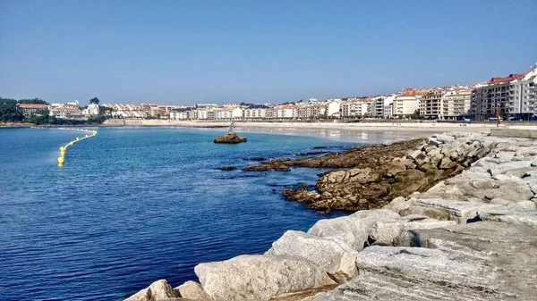 Vue de la plage urbaine de Silgar avec la Madama de Silgar à Sanxenxo Espagne — Photo