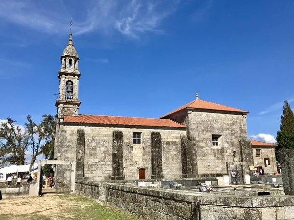 A vista da capela de Barro, Galiza, Espanha a partir do cemitério . — Fotografia de Stock