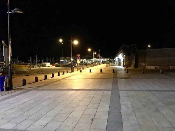 Vista da entrada para a zona da marina em Sanxenxo, Galiza, Espanha durante a noite . — Fotografia de Stock