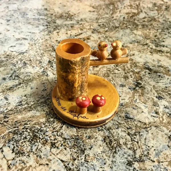En liten håndverk som minner om et tre med to fugler på en gren og to sopper. (Oversettelse: Souvenir from Zafra ) – stockfoto