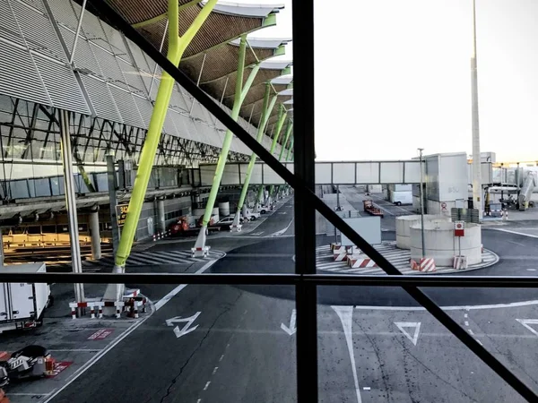 Vue d'une porte d'embarquement à l'intérieur d'un aéroport — Photo