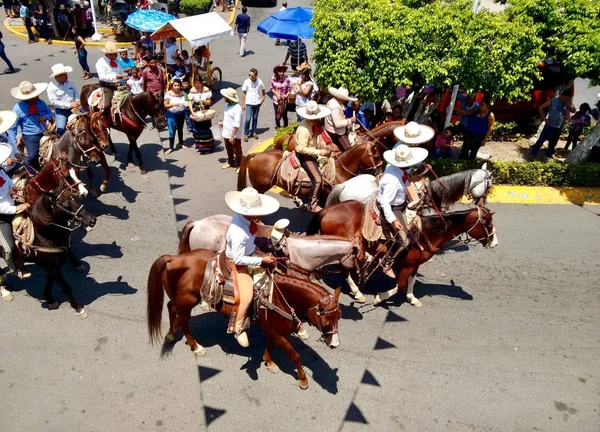 Αναβάτες αλόγων με χαρακτηριστική ενδυμασία στο «Ενράμα ντε Σαν Ισίδρο Λαμπραντόρ» στο Κομταμπάσκο Μεξικό. — Φωτογραφία Αρχείου