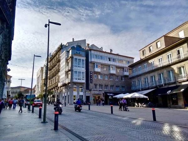 Budynki po drugiej stronie ulicy w Vigo Hiszpania. — Zdjęcie stockowe