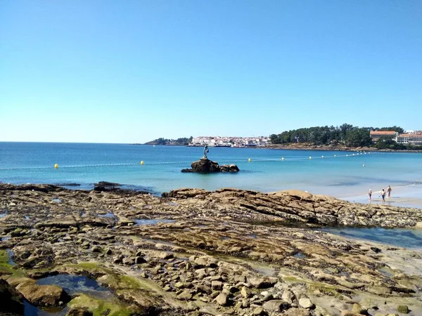 Vista del mar desde la playa urbana de Silgar en Sanxenxo Galicia España — Foto de Stock