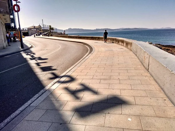 Sombra projetada pelo sinal de um hotel à beira-mar em Sanxenxo Galiza Espanha . — Fotografia de Stock