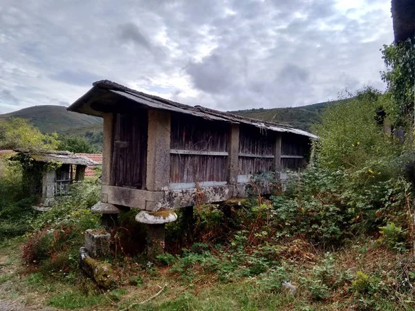 Granero elevado de principios del siglo XX en Ourense Galicia España . —  Fotos de Stock