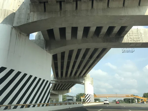 View of the highway under a black and white bridge — Stock Photo, Image