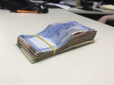 Meksika Pezosu faturaları üzerinde bej bir Resepsiyon yaymak çok karışık