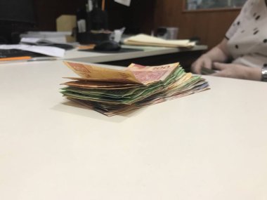 Meksika Pezosu faturaları üzerinde bej bir Resepsiyon yaymak çok karışık