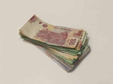 Meksika Pezosu faturaları üzerinde bej bir Resepsiyon yaymak çok karışık