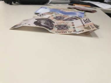 Meksika Pezosu faturaları üzerinde bej bir Resepsiyon yaymak çok karışık