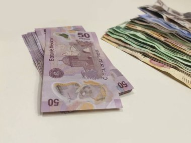 Meksika Pezosu faturaları üzerinde bej bir Resepsiyon yaymak çok karışık