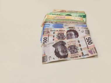 Meksika Pezosu faturaları üzerinde bej bir Resepsiyon yaymak çok karışık