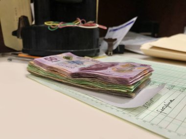 Meksika Pezosu faturaları bir masa üzerinde çok karışık