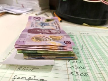 Meksika Pezosu faturaları bir masa üzerinde çok karışık