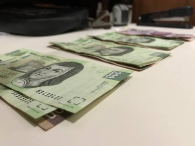 Birçok Meksika peso faturaları dağıtılan ve bej renkli bir masaya yayıldı