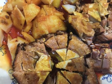 Bir tabak üzerinde patates ve yumurta ile bir et rulo yakın