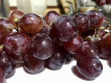 Paslanmaz çelik bir çeşme üstüne üzüm demet