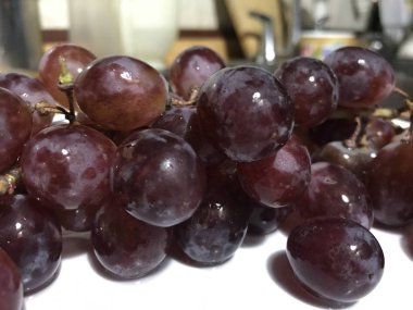 Paslanmaz çelik bir çeşme üstüne üzüm demet