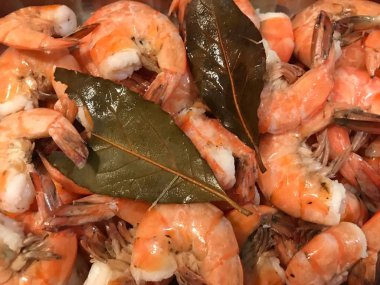 Defne yaprağı ile birçok pişmiş karides