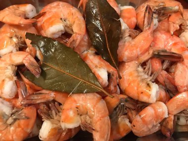 Defne yaprağı ile birçok pişmiş karides