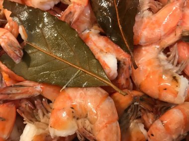 Defne yaprağı ile birçok pişmiş karides