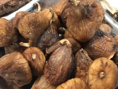 Noel günü paslanmaz çelik plaka üzerinde birkaç incir