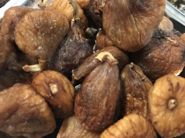 Noel günü paslanmaz çelik plaka üzerinde birkaç incir