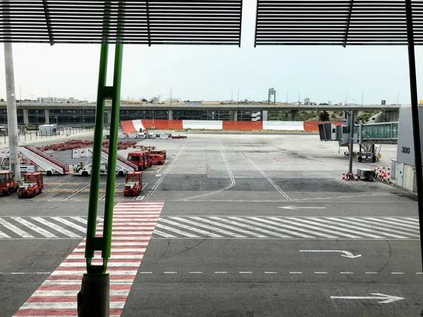 Θέα του δρόμου και των οχημάτων από την πύλη επιβίβασης μέσα σε ένα αεροδρόμιο — Φωτογραφία Αρχείου