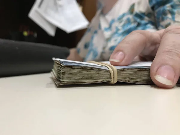 ベージュ色のテーブルの上にいくつかのメキシコペソのお金の紙幣 — ストック写真