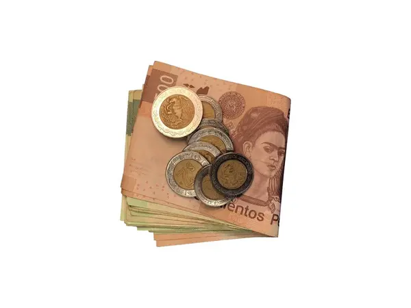 Différentes pièces mexicaines sur des billets de 100, 200 et 500 pesos pliés et groupés isolés sur fond blanc — Photo