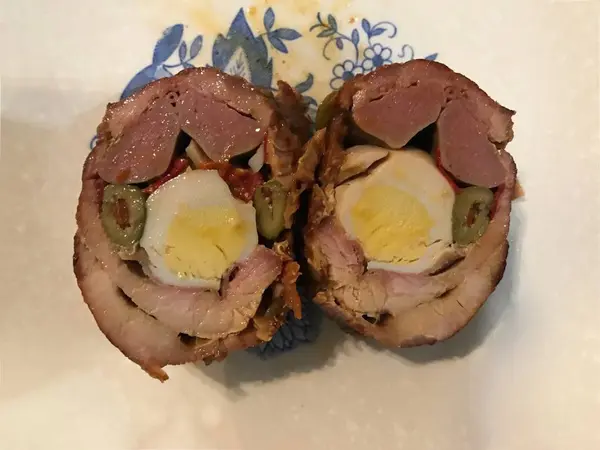 Gros plan d'un rouleau de viande avec pommes de terre et oeuf sur une assiette — Photo