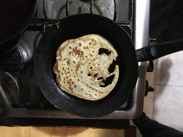 Draufsicht auf einen fehlerhaften Crêpe auf einer Pfanne — Stockfoto