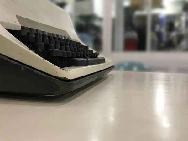 Primer plano de una máquina de escribir vintage blanca y negra —  Fotos de Stock